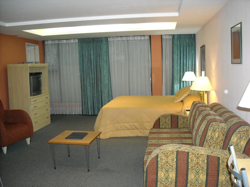 كويتو Melrose Plaza Suites الغرفة الصورة